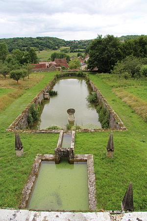 Wasserspiele unterhalb des Gartens