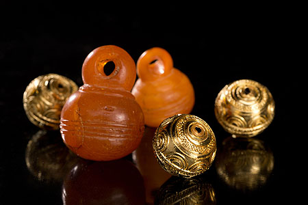 Originale Goldkugeln und Bernsteinanhänger aus dem Grab der Keltenfürstin: © Landesamt für Denkmalpflege im Regierungspräsidium Stuttgart, Foto: Yvonne Mühleis