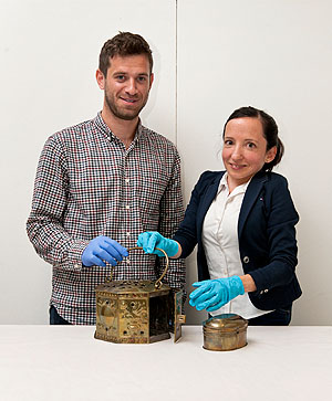 Max Fishman und Kuratorin Dr. Maaike van Rijn bei der Übergabe im Landesmuseum Württemberg. Foto © Hendrik Zwietasch, Landesmuseum Württemberg, Stuttgart
