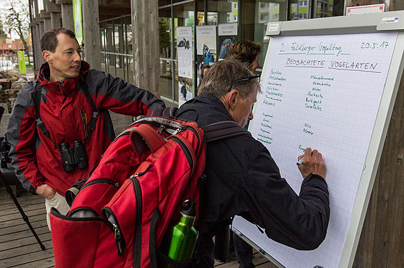 Die Liste der beobachteten Vögel am 2. Feldberger Vogel-Tag füllt sich. (© Haus der Natur / Sebastian Schröder-Esch)