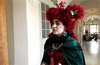 Begegnung mit Prinzessinnen im Neuen Schloss Kisslegg. Barocke Kostümierung frisch interpretiert, das erleben Besucher, wenn sie im Neuen Schloss Kisslegg Gespräche mit der Hofdame führen und Prinzessinnen begegnen. Kostümierte Gäste erhalten einen Gratis-Prosecco zur Begrüßung. Foto: Gemeinde Kisslegg