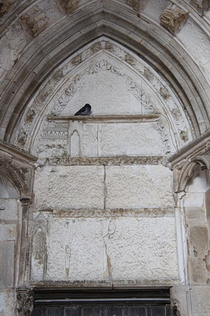 Zerstörtes Tympanon an der Kirche von Semur
