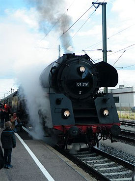 Der Kartenvorverkauf für die Dampfzugsonderfahrt am Sonntag, 22. April 2018, nach Mainz ist eröffnet. Die Karten sind auch ein ideales Weihnachtsgeschenk. Foto: Tourismusverband „Liebliches Taubertal“ 