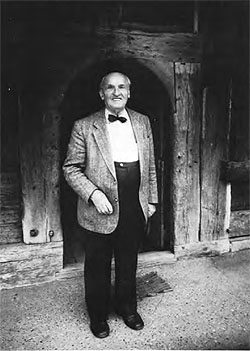 Prof. Hermann Schilli: Museumsgründer Hermann Schilli errichtete das nach ihm benannte Gebäude 1980 als Wohn- und Archivgebäude am Rand des Museumsareals.