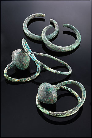 Beigaben einer urnenfelderzeitlichen Bestattung (11. Jh. v. Chr.): ritzverzierte Armringe und zwei Nadeln aus Bronze (Sachsenheim-Großsachsenheim, Kr. Ludwigsburg)