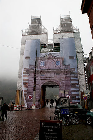 Heidelberg: Das eingerüstete Brückentor mit der Fotoplane