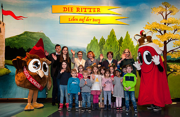 Gruppenbild vor dem Burggraben: Maskottchen Trixi und Hugo und (hintere Reihe v. l.) Ausstellungskurator Christoph Fricker, Erzieherin, Museumsdirektorin Cornelia Ewigleben, Erzieherinen Helga Wagner und Gabriele Stängel-Mannsperger sowie Projektleiterin Karin Birk.