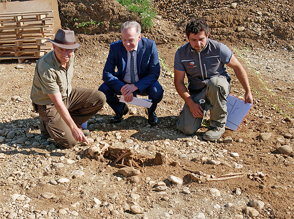 Kreisarchäologe Jürgen Hald, Bürgermeister Johannes Moser und Andreas Gutekunst von der Grabungsfirma ArchaeoTask (v. links) vor dem Skelett einer jugendlichen, vermutlich weiblichen Person, das bei den archäologischen Ausgrabungen im Gewerbegebiet Welschingen entdeckt wurde. 