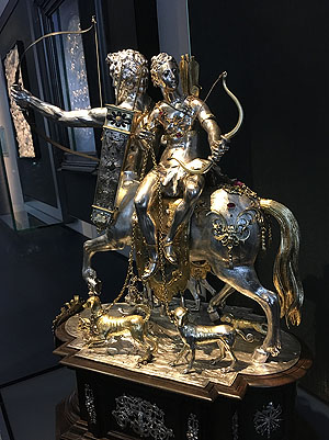 Figurenautomat mit Diana auf einem Kentauren. Hans Jakob I Bachmann, Augsburg, 1600 - 1610. Der aufgezogene Automat bewegt sich auf dem Tisch und schießt dann einen Pfeil ab.