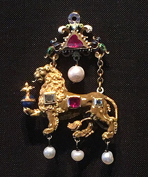 Anhänger mit Pfälzer Löwe. Gold, Perlen, Edelsteine, 18. Jh.