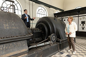 Die Ministerin in den ehemaligen Textilwerken Heinrich Otto und Söhne (HOS) in Wendlingen am Neckar, einer herausragenden Industrieanlage, die noch heute als Musterbeispiel eines Textilwerks des Historismus schlechthin gelten kann