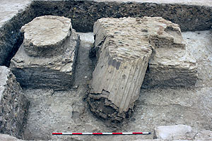 Säulen des Peristylhofs des Palastes in Alexandria am Tigris