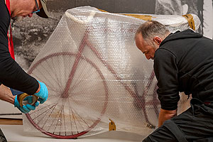 Restauratoren verpacken das Hochseilfahrrad der Familie Traber. 