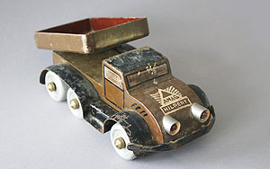 Modell eines LKWs aus Holz und Metall