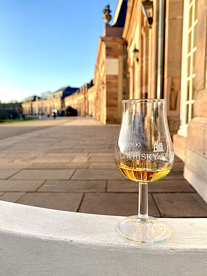 Whiskyglas vor der Kulisse des Zirkelbaus