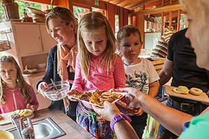 Besucherinnen und Besucher können selbst Apfelküchle backen