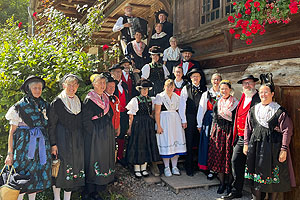 Trachtenträgerinnen und Trachtenträger beim Fototermin.
