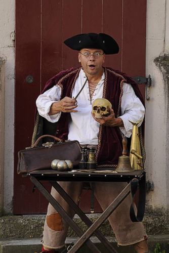 Orlando von Godenhaven (Andreas Richert) zaubert und gaukelt am Schlosserlebnistag