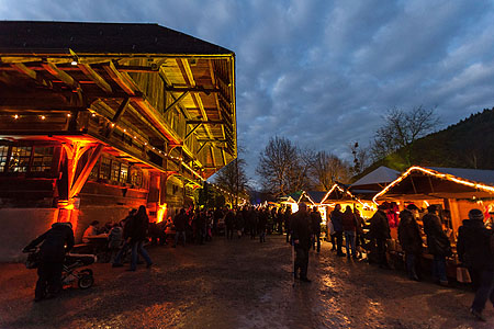 Am dritten Adventswochenende, vom 15. bis zum 17. Dezember, findet vor der einmaligen Kulisse der historischen Schwarzwaldhöfe der traditionelle Weihnachtsmarkt im Freilichtmuseum Vogtsbauernhof statt. Foto: Schwarzwälder Freilichtmuseum Vogtsbauernhof